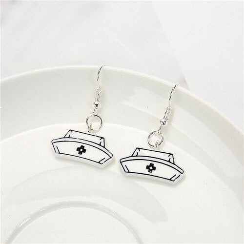 Des boucles d’oreilles en résine pour femmes