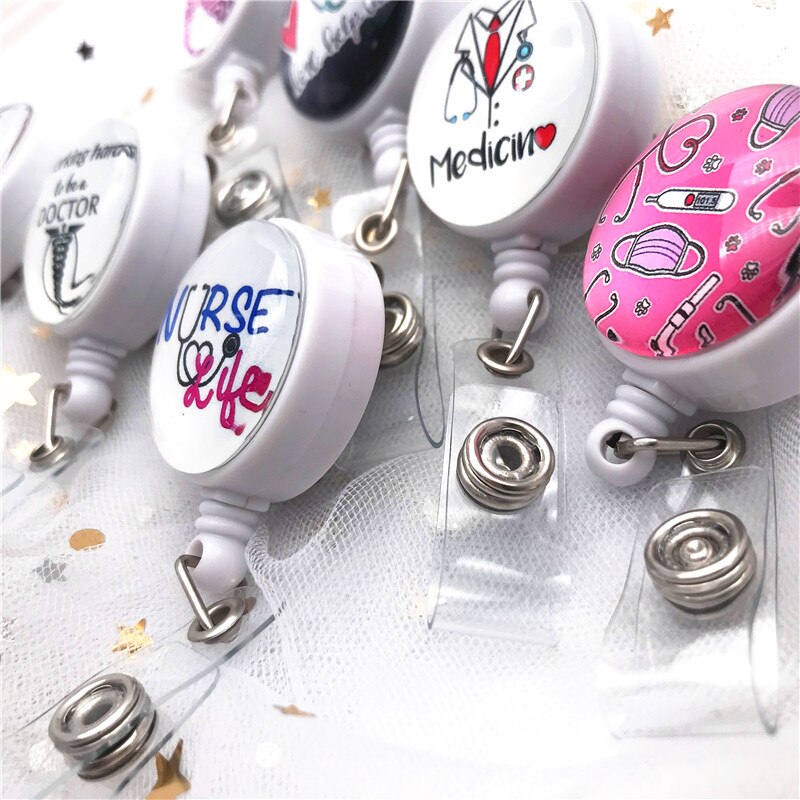 Badges rétractables pour soignants