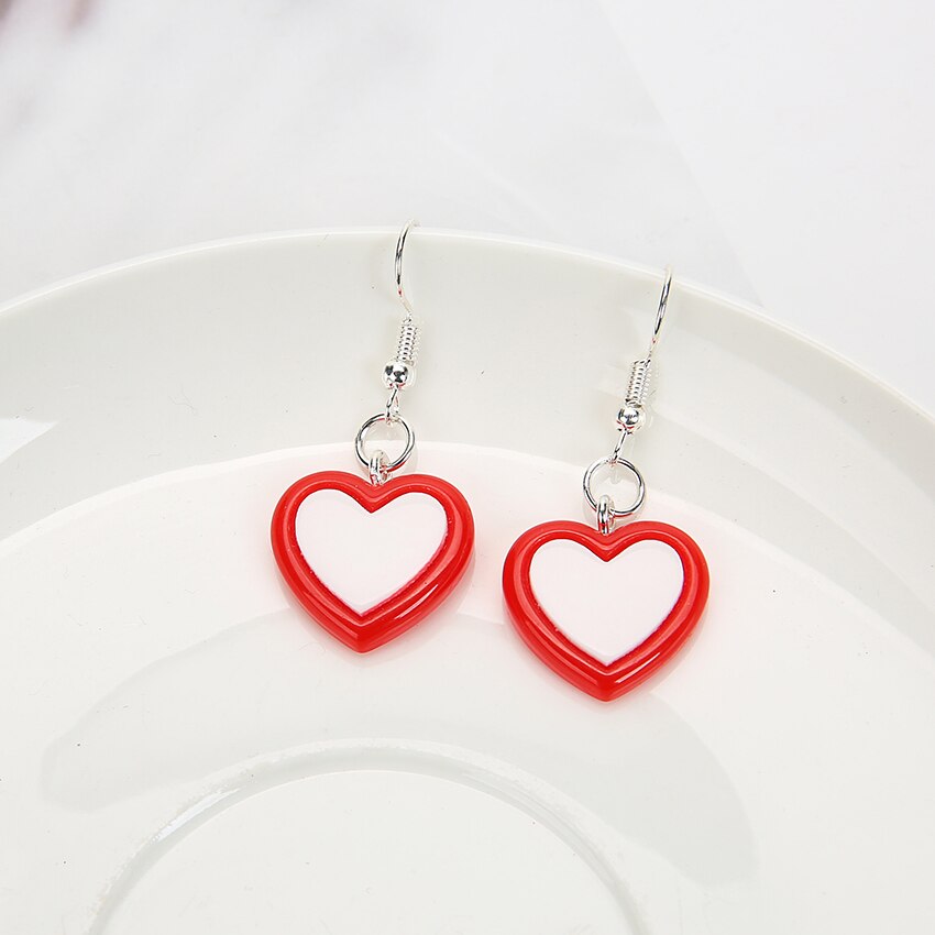 Des boucles d’oreilles en résine pour femmes