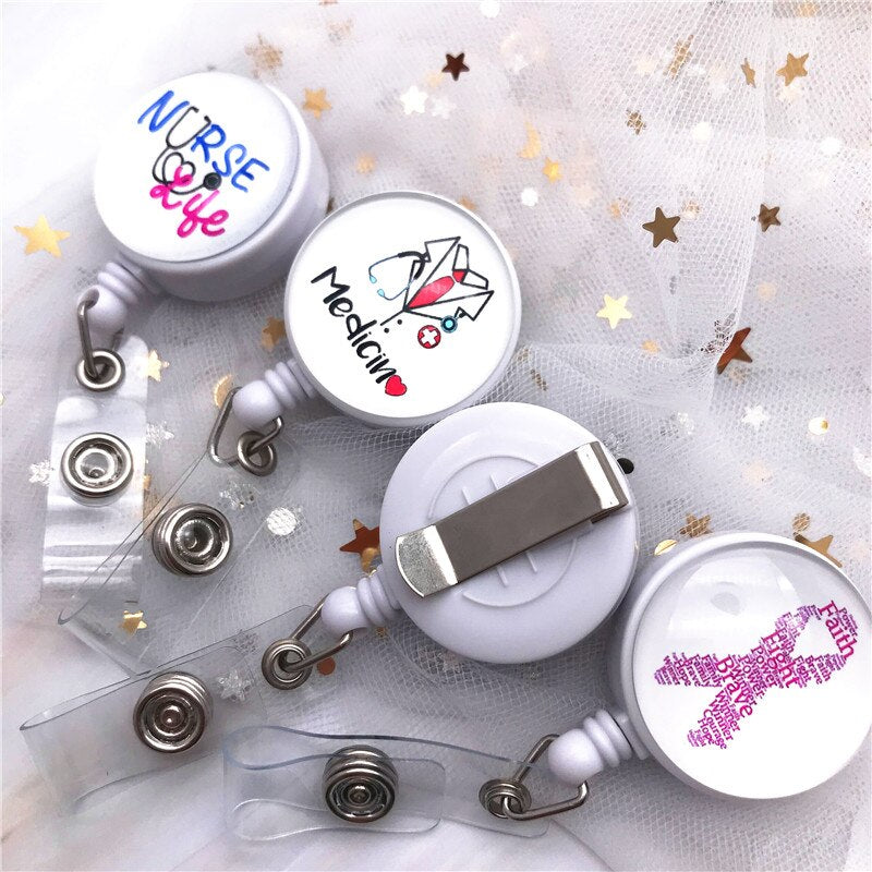 Badges rétractables pour soignants