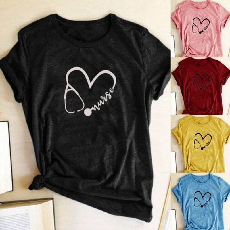 T-shirt manches courtes, col rond femme, avec cœur imprimé stéthoscope infirmière