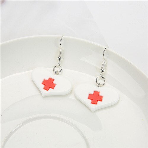 Des boucles d’oreilles en résine pour femmes