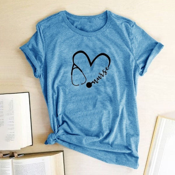 T-shirt manches courtes, col rond femme, avec cœur imprimé stéthoscope infirmière