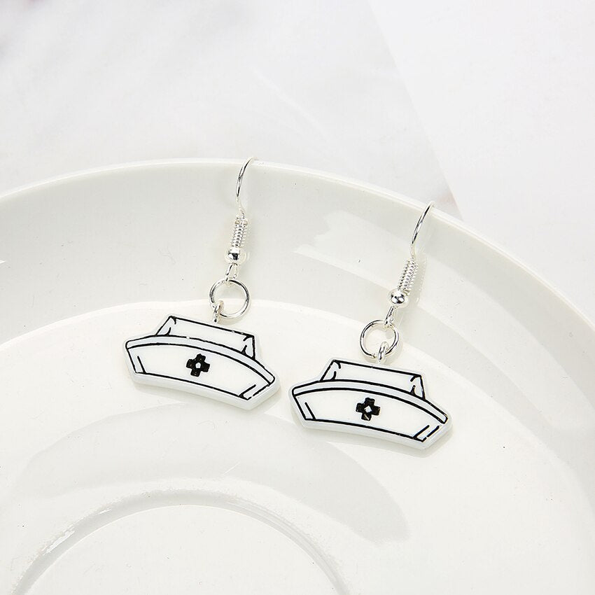 Des boucles d’oreilles en résine pour femmes