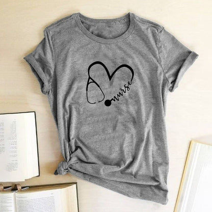 T-shirt manches courtes, col rond femme, avec cœur imprimé stéthoscope infirmière