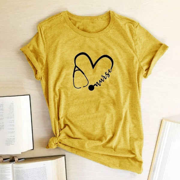 T-shirt manches courtes, col rond femme, avec cœur imprimé stéthoscope infirmière