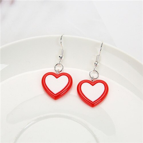 Des boucles d’oreilles en résine pour femmes